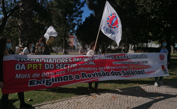 Trabalhadores das Misericórdias de Estarreja e Espinhofazem protesto no Ministério do Trabalho