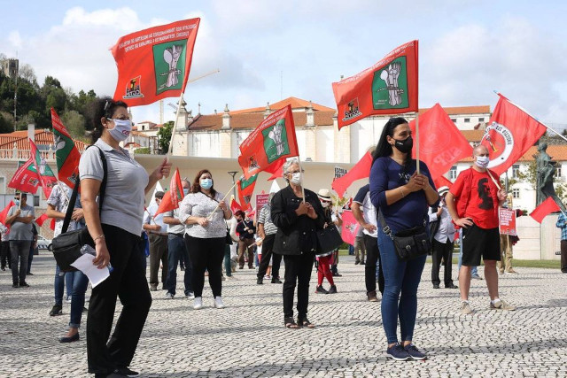 Trabalhadores das cantinas escolares Sem ovos não se fazem omeletes