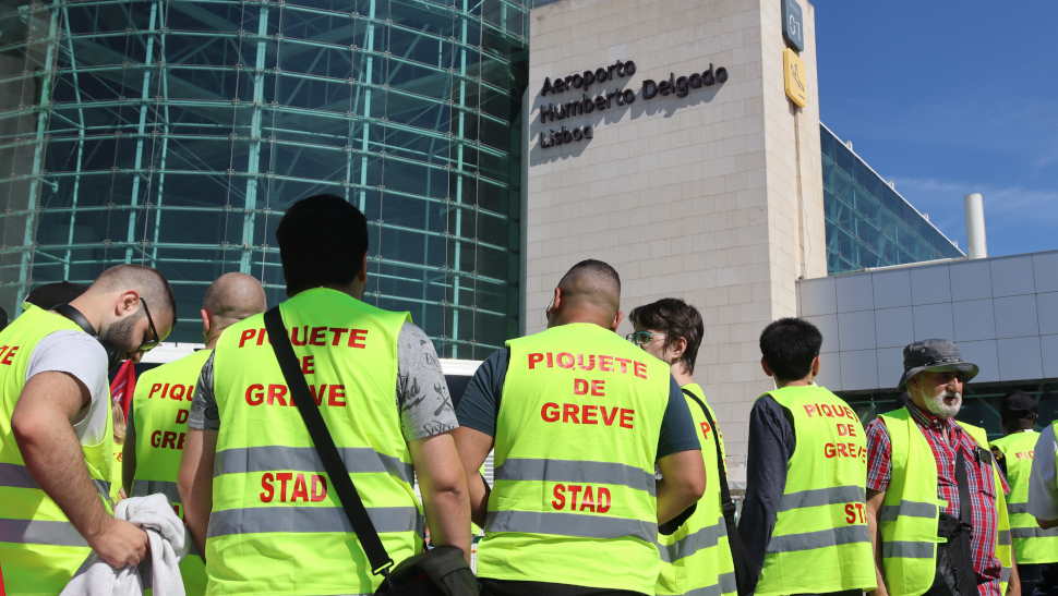 Greve e concentrações de trabalhadores de limpeza industrial