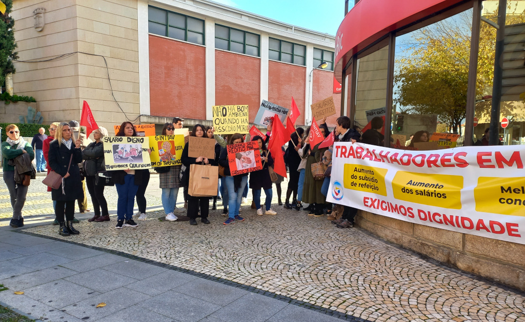 Ontém houve greve no centro de contacto da Segurança Social