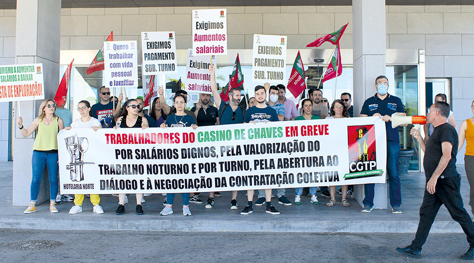 Trabalhadores do Hotel Casino Chaves voltam à greve amanhã Os trabalhadores da Solverde, S. A., do grupo Violas, que exercem a sua atividade profissional no Hotel Casino de Chaves, voltam à greve amanha.