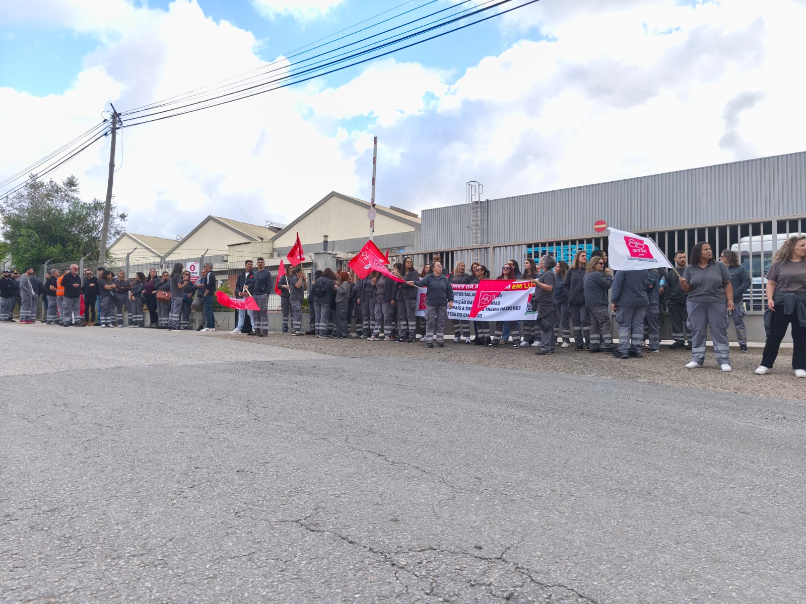 Trabalhadores da Autoneum Portugal em greve